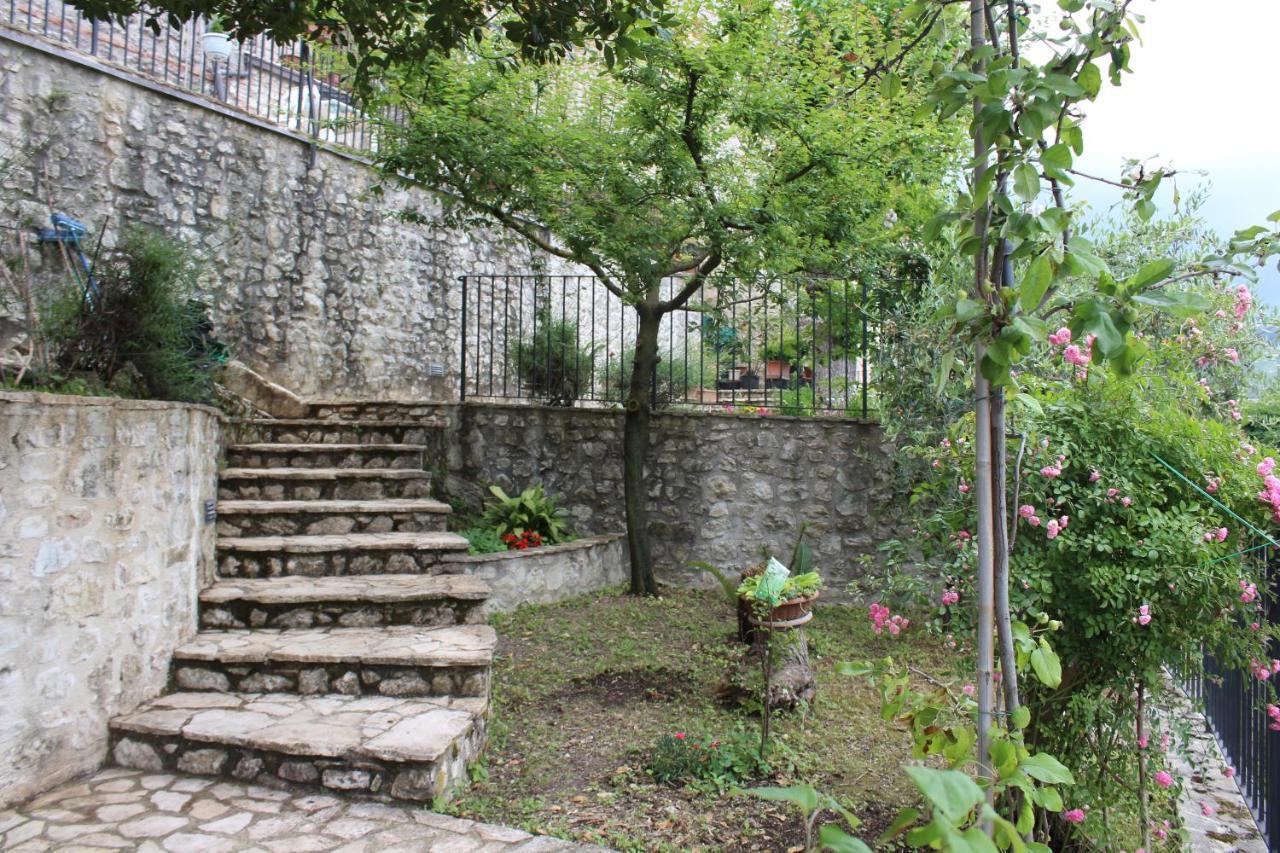 Il Castello Sul Lago Arrone Εξωτερικό φωτογραφία